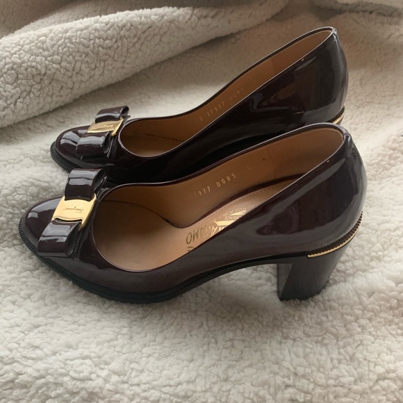 Salvatore Ferragamo Vara Pumps - Picture 4 of 6